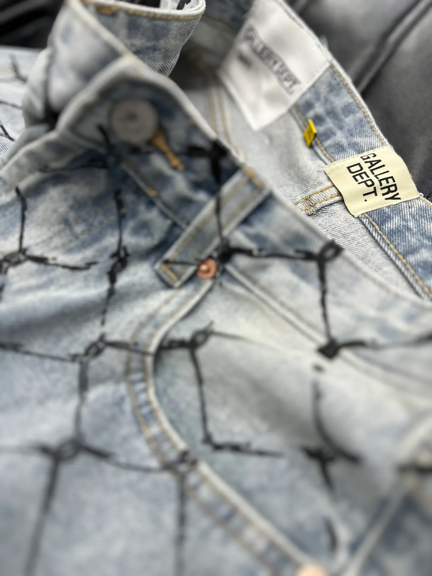 #8114 P240💰 GALLERY DEPT. Barbed wire letter printed denim washed and distressed spliced jeans - Original purchase and pattern making to truly restore the ultimate vintage texture - Original hardware accessories, washed and other elevators, QR code analysis are all purchased from the original factory, high degree of restoration, you are welcome to compare with a certain product~ - Three-dimensional version Loose and comfortable, not picky about the figure, taller and slimmer, factory Seiko, original factory quality control, same style for men and women, can be matched with couples, versatile recommendation Essential jeans for all seasons Color: Blue Size: S-XXL (28-36)